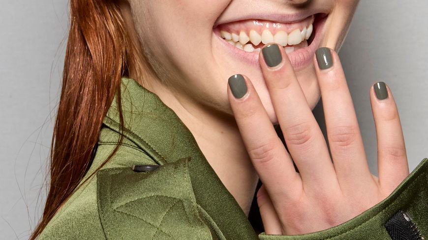 "Dirty Martini" Nails mischen den Winter 2026 auf