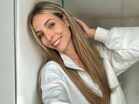 Frau trägt Clip-in Extensions