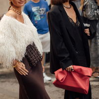 Deshalb sind rote Taschen 2026 das neue "Quiet Luxury"-Statement