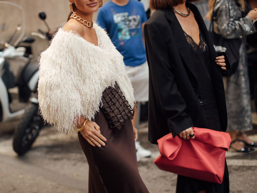 Status-Farbe statt Logo: Warum rote Taschen 2026 das neue "Quiet Luxury" Statement sind