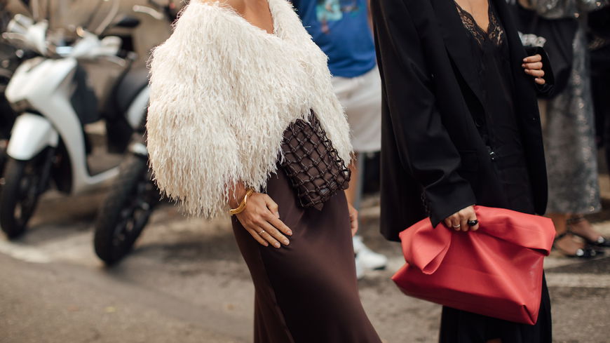 Deshalb sind rote Taschen 2026 das neue "Quiet Luxury"-Statement