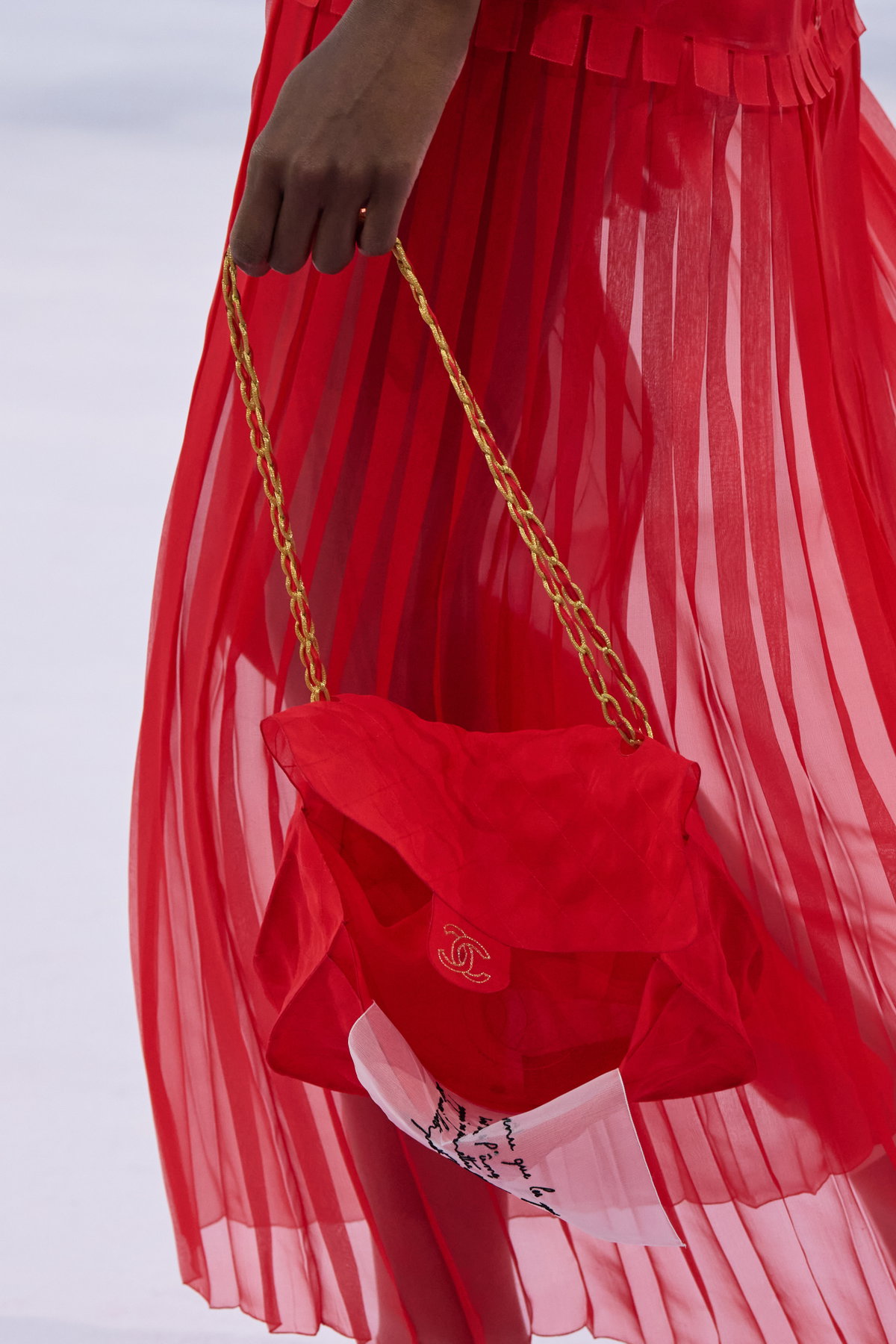 Rote Taschen werden 2026 zum Luxus-Symbol