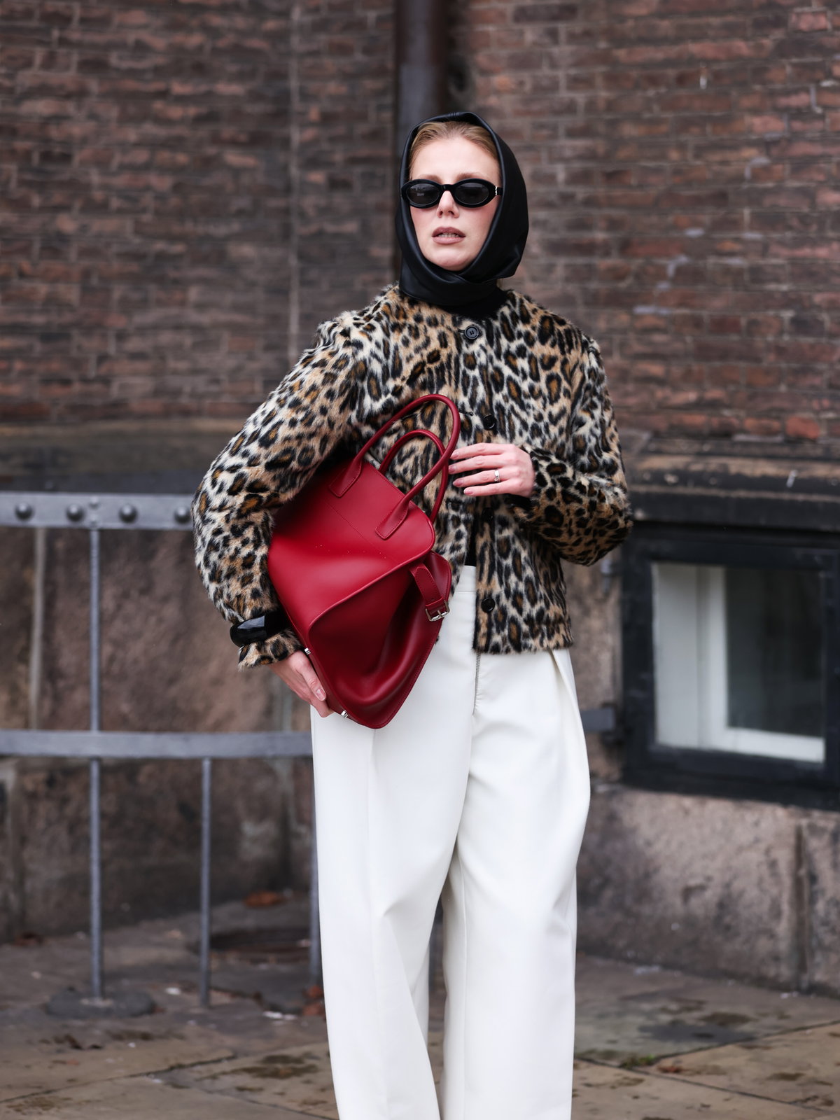Status-Farbe statt Logo: Warum rote Taschen 2026 das neue "Quiet Luxury" Statement sind