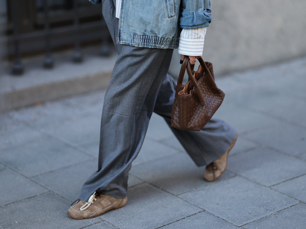 Warum wir im Frühling 2026 nur noch Skinny Sneaker tragen