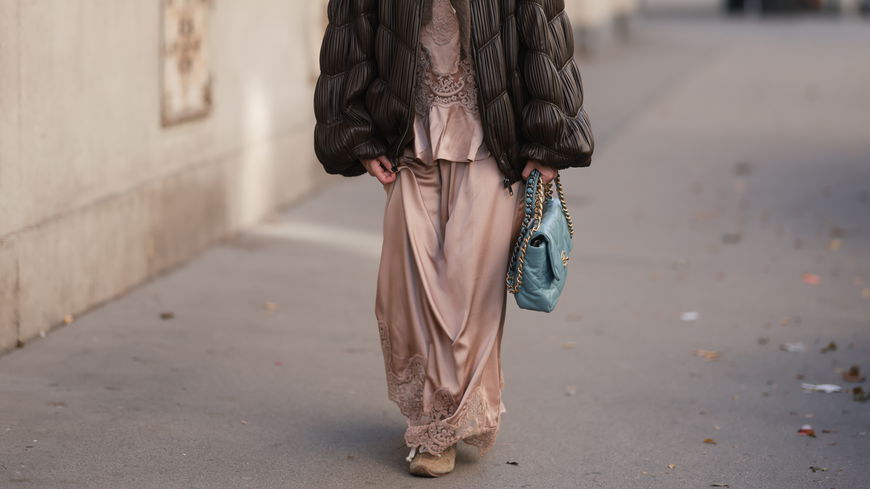 Eine Rock-Sneaker-Kombi, die 2026 die Style-Uniform der Fashion Girls ist