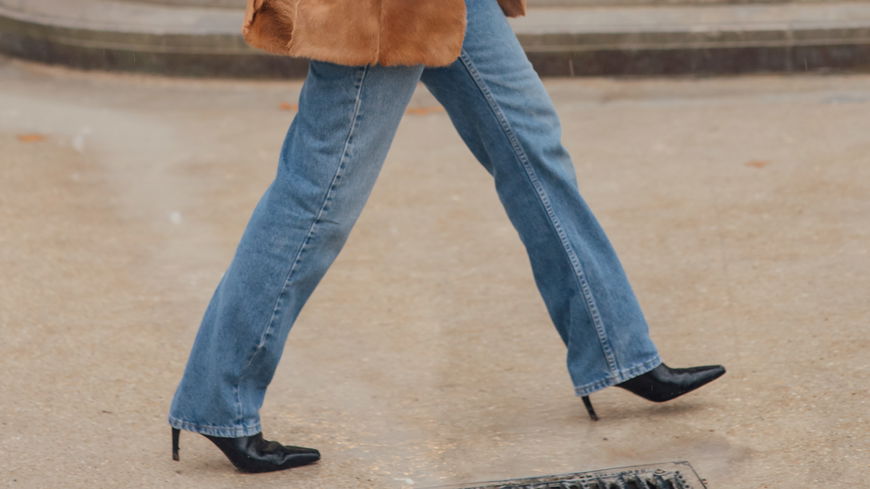 Sommer-Trends 2023: Diese Jeans und beigefarbenen Sandaletten lieben alle Französinnen 