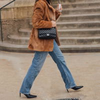 Sommer-Trends 2023: Diese Jeans und beigefarbenen Sandaletten lieben alle Französinnen 