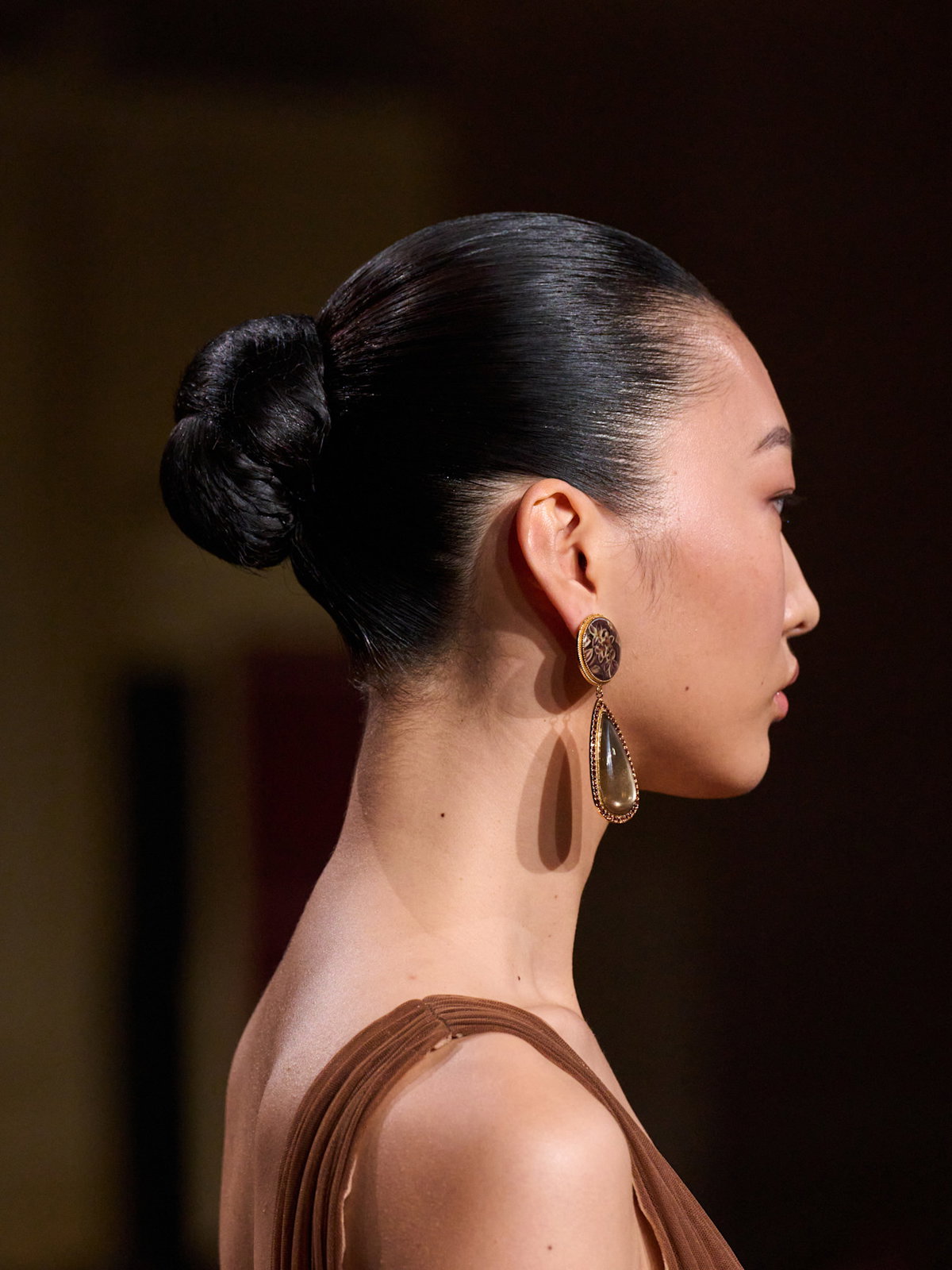 Ballerina Bun: Dieser streng nach hinten gekämmte, kreisförmige Dutt sitzt meist mittig am Hinterkopf und überzeugt durch seine glatte, symmetrische Optik.