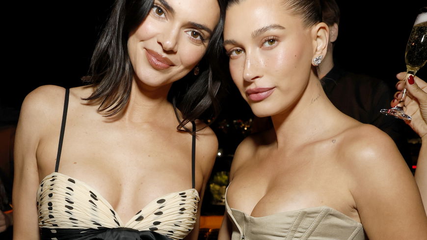 Hailey Bieber, Margot Robbie und Co. lieben Korsett-Tops für den Cool-Girl-Look im Frühling 2026