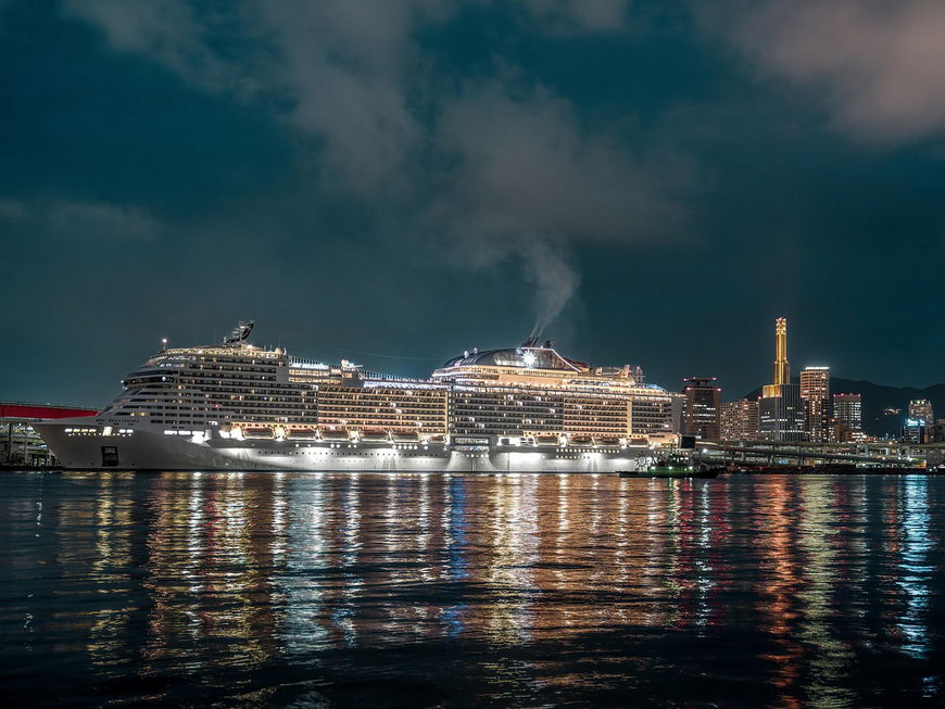 Ein Kreuzfahrtschiff bei Nacht