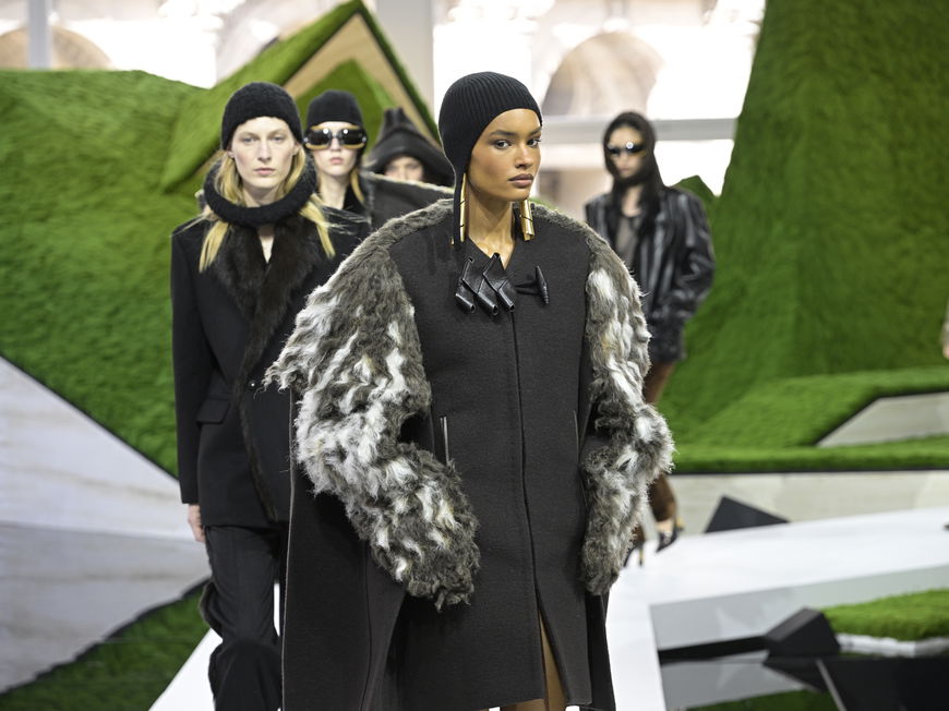 Louis Vuitton bei der Paris Fashion Week: Diese 3 Accessoire-Trends mischen unsere Outfits auf