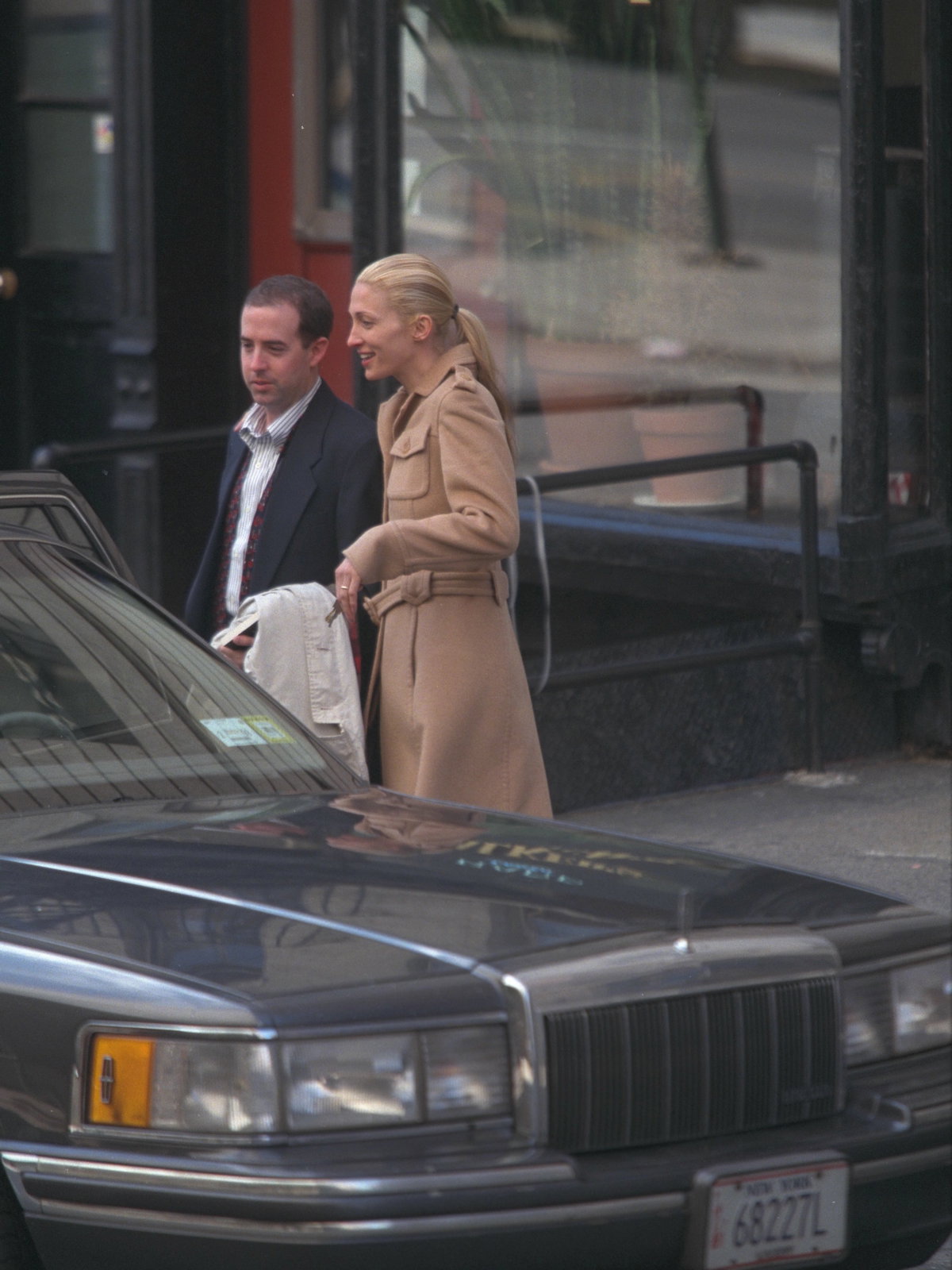 Carolyn Bessette-Kennedy: 9 Teile der Ikone im 90s New York-Stil zum Nachstylen