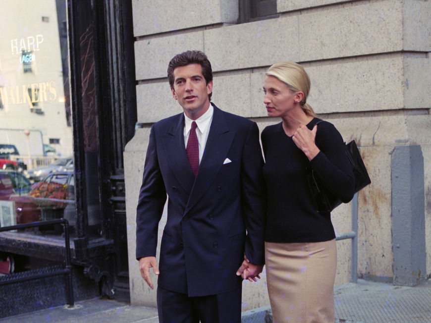 Carolyn Bessette-Kennedy: 3 Looks der Ikone im 90s New York-Stil zum Nachstylen