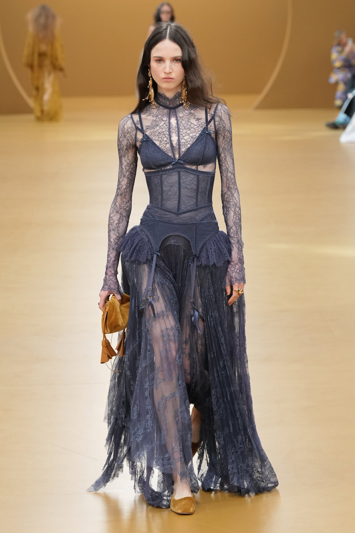 So stylt ihr den neuen Lingerie-Look wie ein Profi