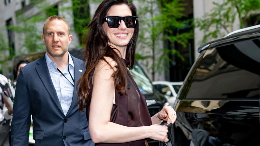 Anne Hathaway trägt den gemusterten Adidas-Trend-Sneaker 2026 