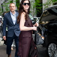 Anne Hathaway trägt den gemusterten Adidas-Trend-Sneaker 2026 