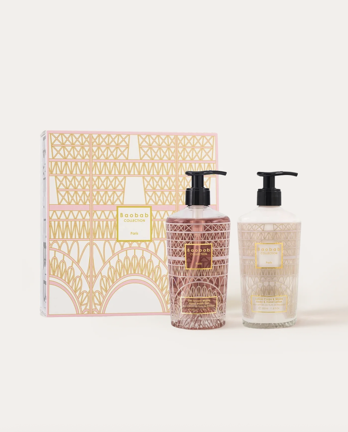 Ein Kurztrip nach Frankreich für die Sinne: Das Set aus Body Lotion und Handwaschgel von Baobab Collection pflegt die Haut intensiv und duftet dabei so verführerisch wie ein Frühlingstag in Paris. Die wunderschön gestalteten Flakons sind zudem ein echter Blickfang an jedem Waschbecken.