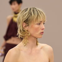 Diese blonde Kurzhaarfrisur liegt im Frühling 2026 voll im Trend