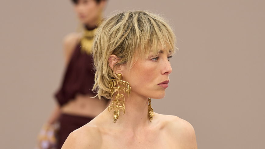 Diese blonde Kurzhaarfrisur liegt im Frühling 2026 voll im Trend