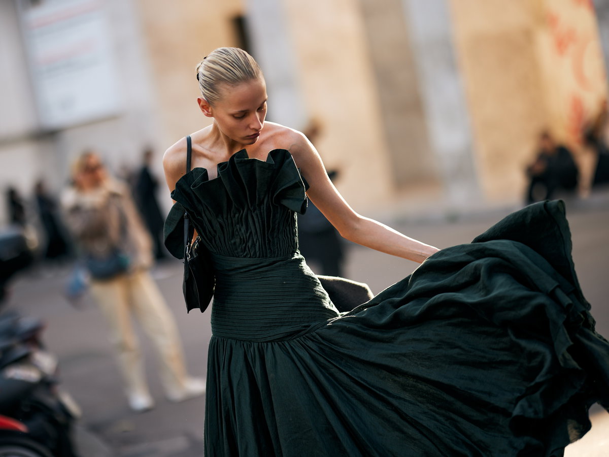 Frau in schwarzem Kleid