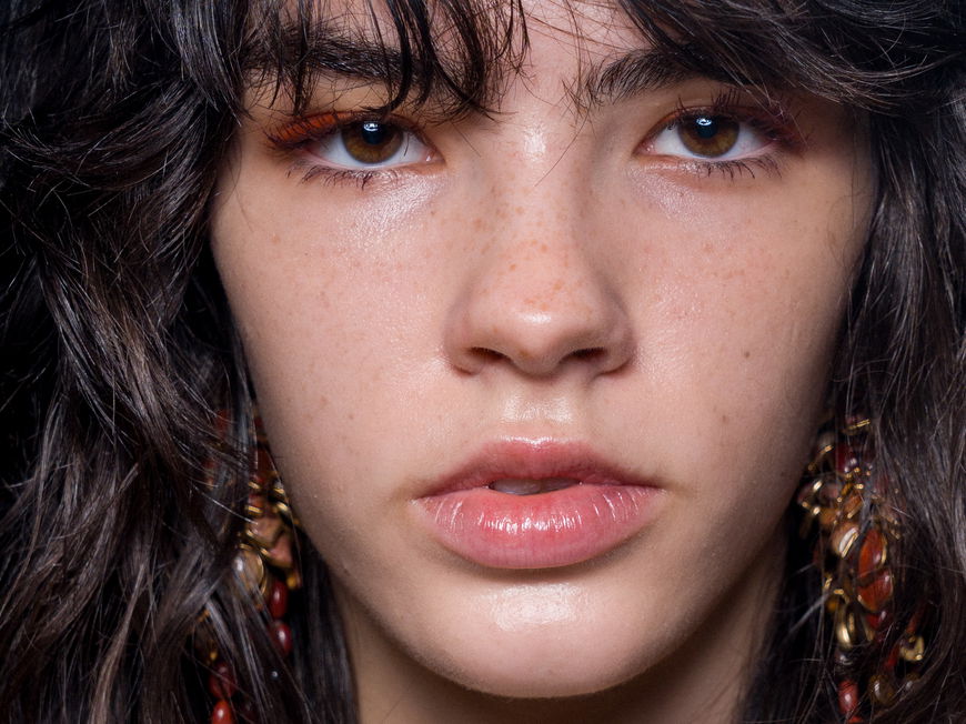Die besten Fake Freckles gelingen mit dem 3-Euro-Drogerieprodukt – in unter 10 Sekunden