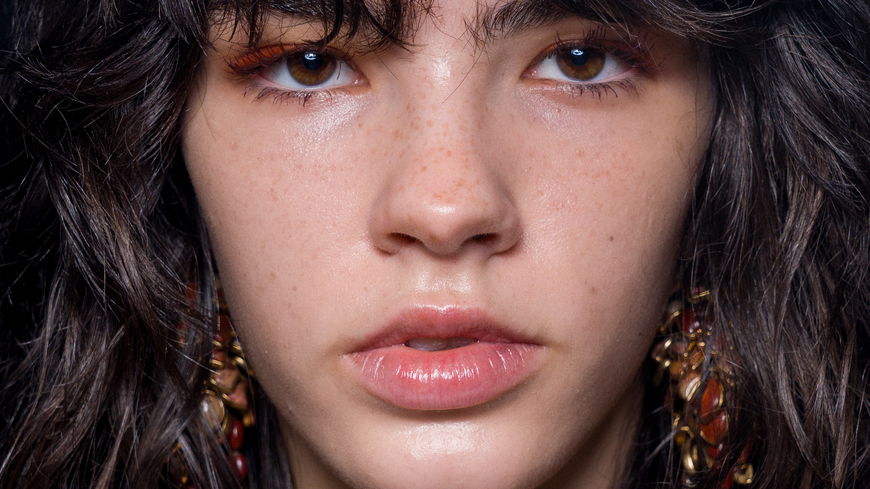 Die besten Fake Freckles gelingen mit dem 3-Euro-Drogerieprodukt