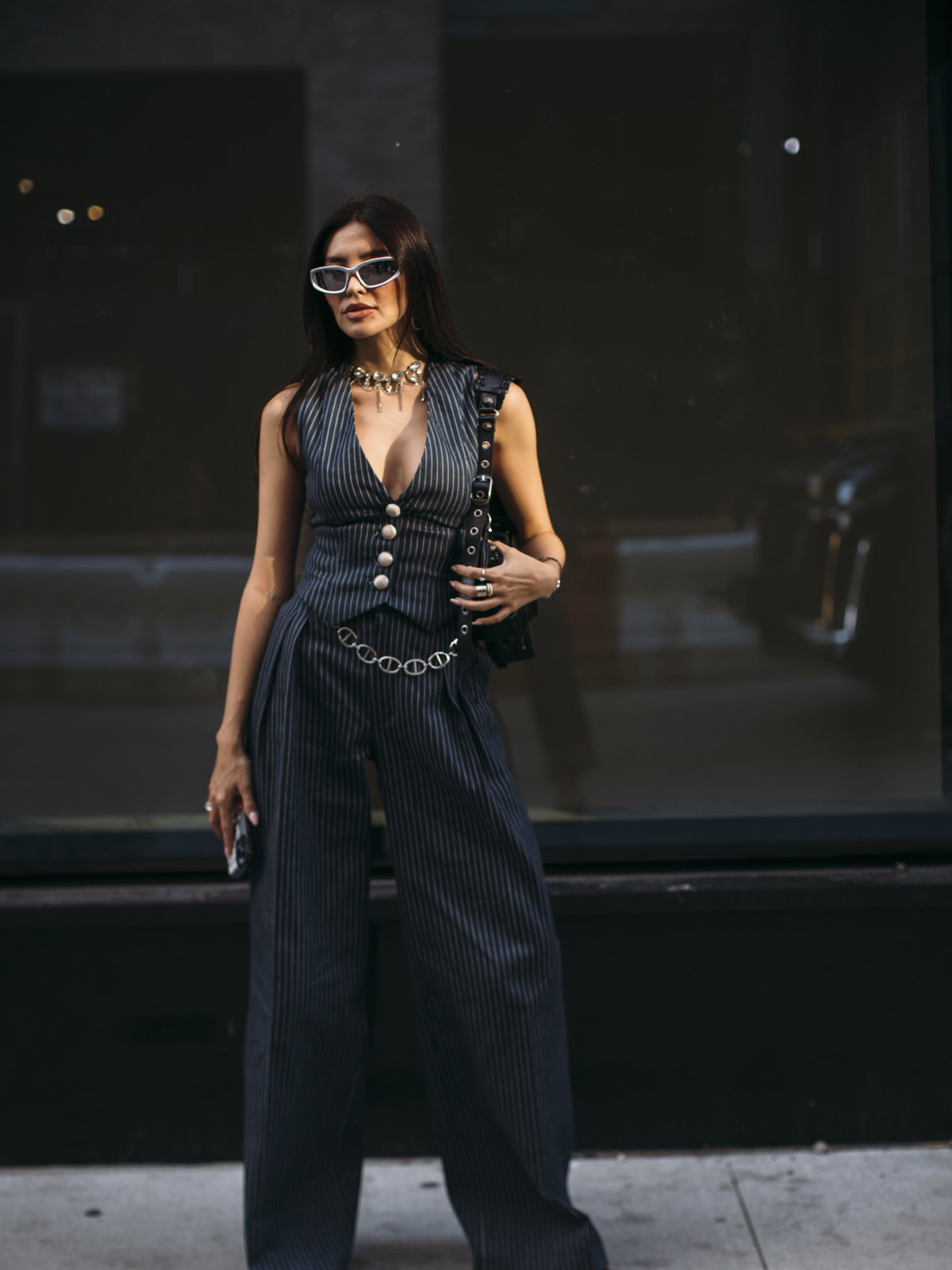 Wir lieben den Look aus Anzugweste mit Nadelstreifen und einer Hose mit dem Muster. Das Kleidungsstück kommt durch den Zweiteiler perfekt zur Geltung.