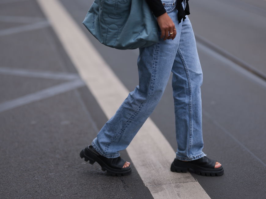 Schuh-Trends 2026: 3 flache Sandalen, die euch optisch lange Beine zaubern