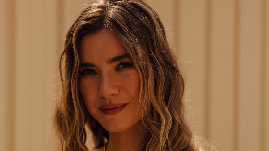  Pariserinnen setzen 2026 auf den eleganten Frisuren-Trend "French Balayage"