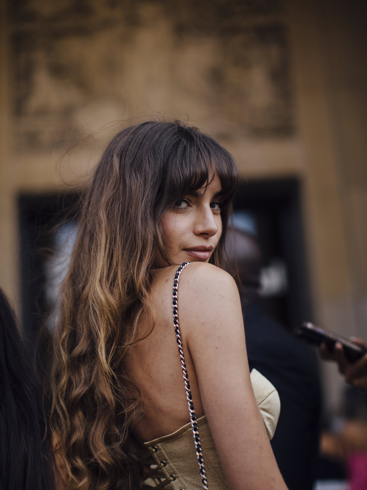 Pariserinnen schwören 2026 auf den eleganten Frisuren-Trend "French Balayage"