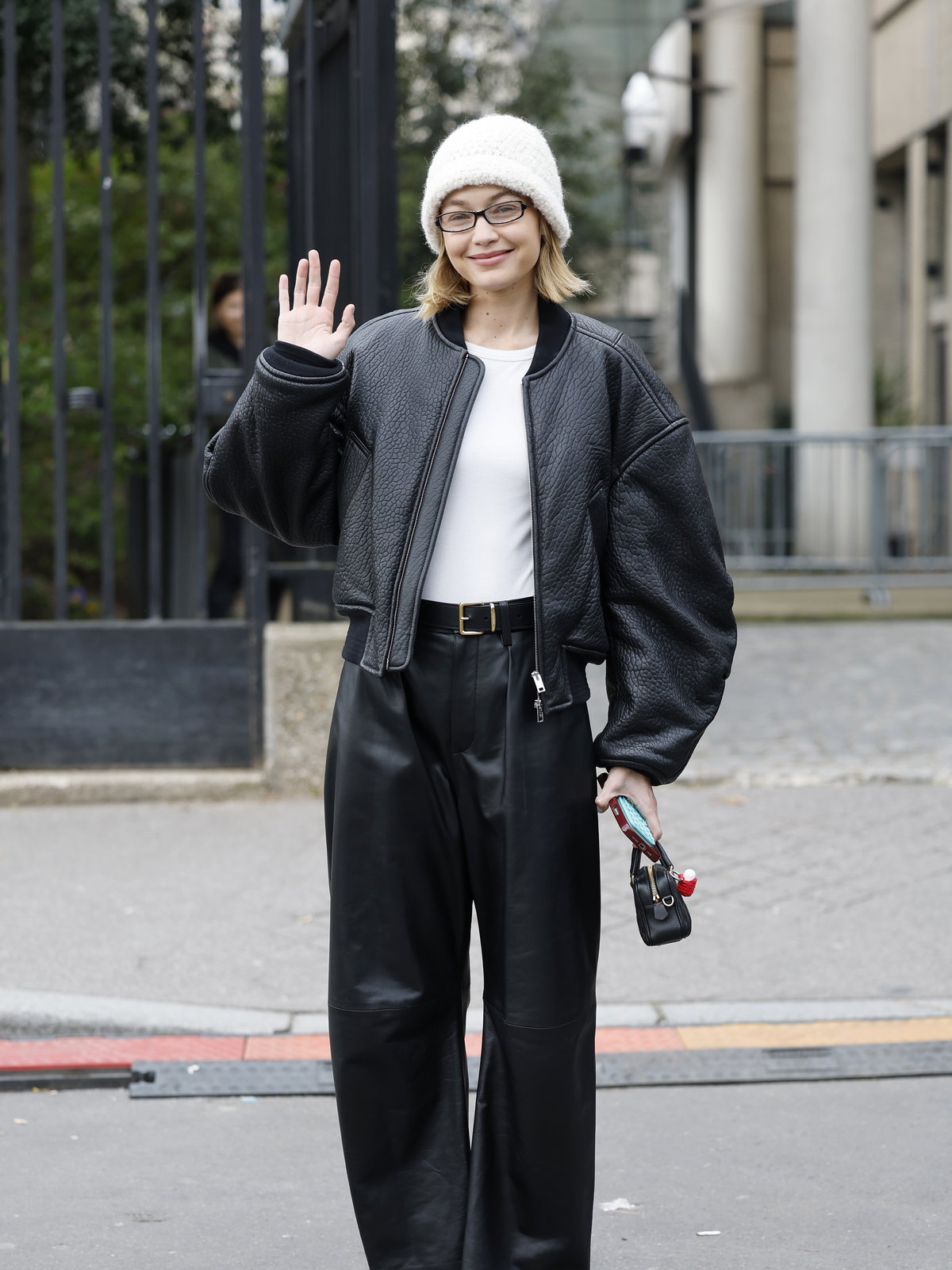 Gigi Hadid in einer schwarzen Bomberjacke