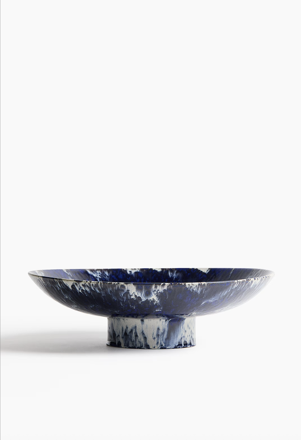 Ein skulpturaler Blickfang für jeden Tisch: Diese elegant geschwungene Schale vereint modernes Design mit natürlicher Ästhetik. Ob als stilvolle Obstschale oder als puristisches Deko-Objekt – sie verleiht dem Zuhause deiner Mutter sofort ein luxuriöses Galerie-Feeling.