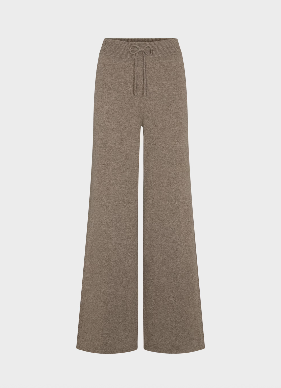 Ultimativer Cozy-Chic: Die Strickhose von Juvia aus einer weichen Kaschmirmischung ist das ideale Essential für entspannte Stunden daheim. Sie beweist, dass Loungewear sowohl unfassbar bequem als auch absolut stylish sein kann.