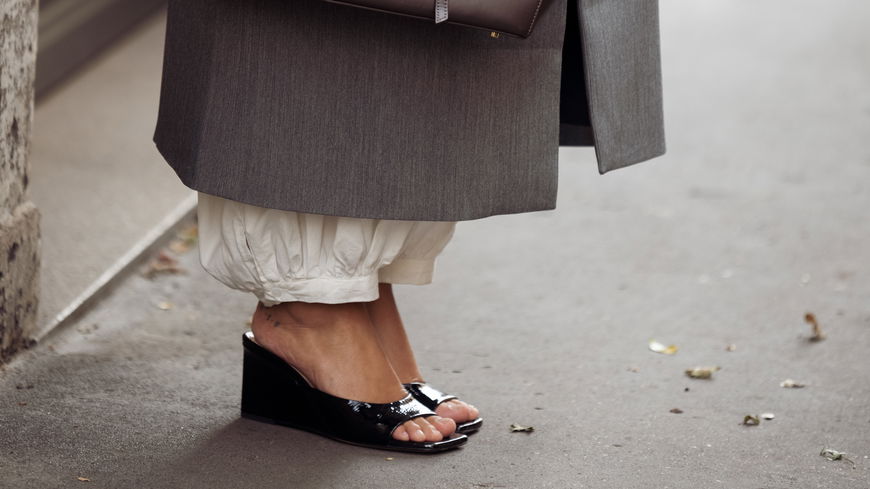 Keilabsätze sind echte It-Pieces im Frühling 2026 – so stylst du sie