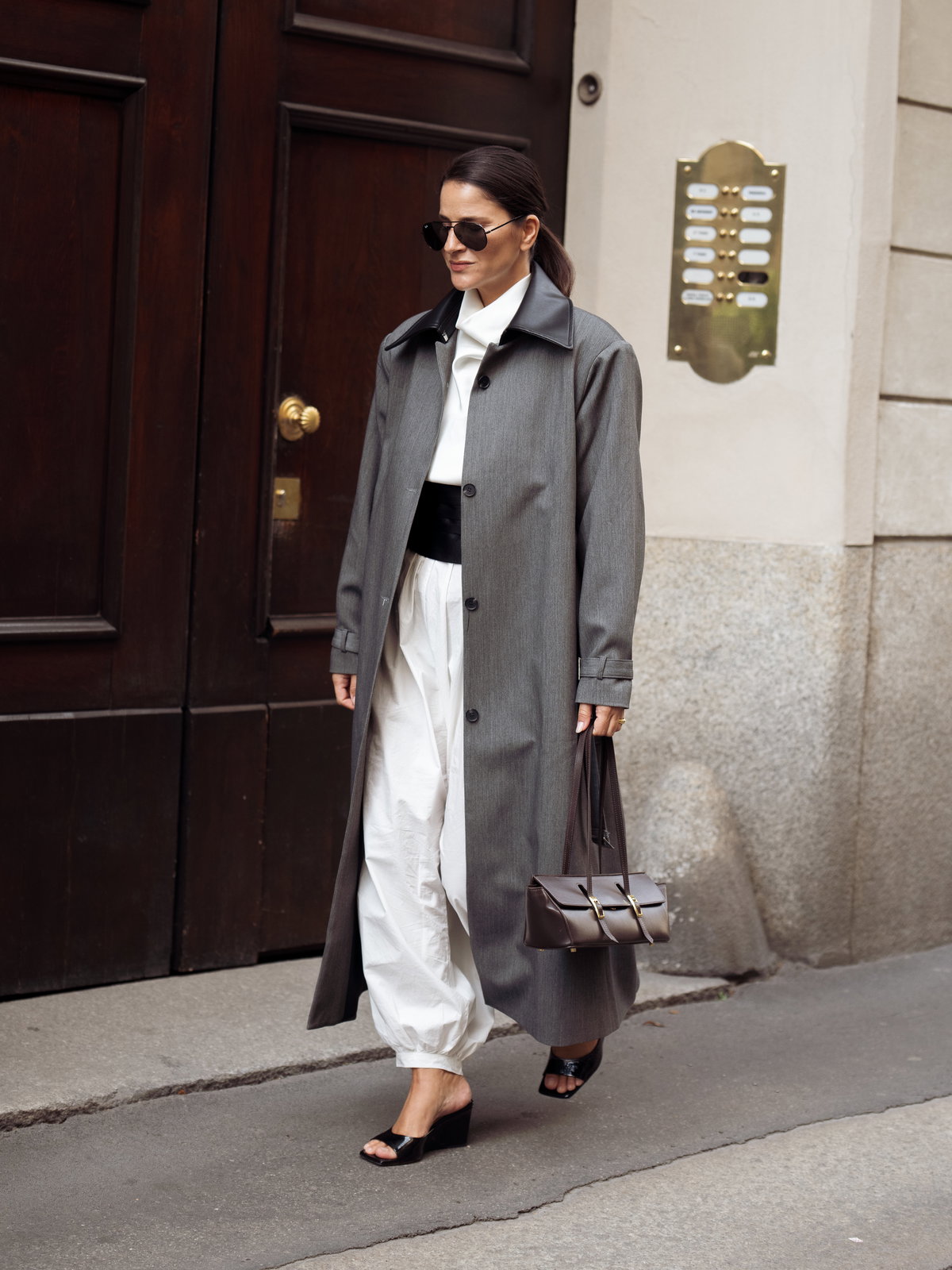 Keilabsätze feiern ihr Comeback – so stylst du den Mode-Trend 2025