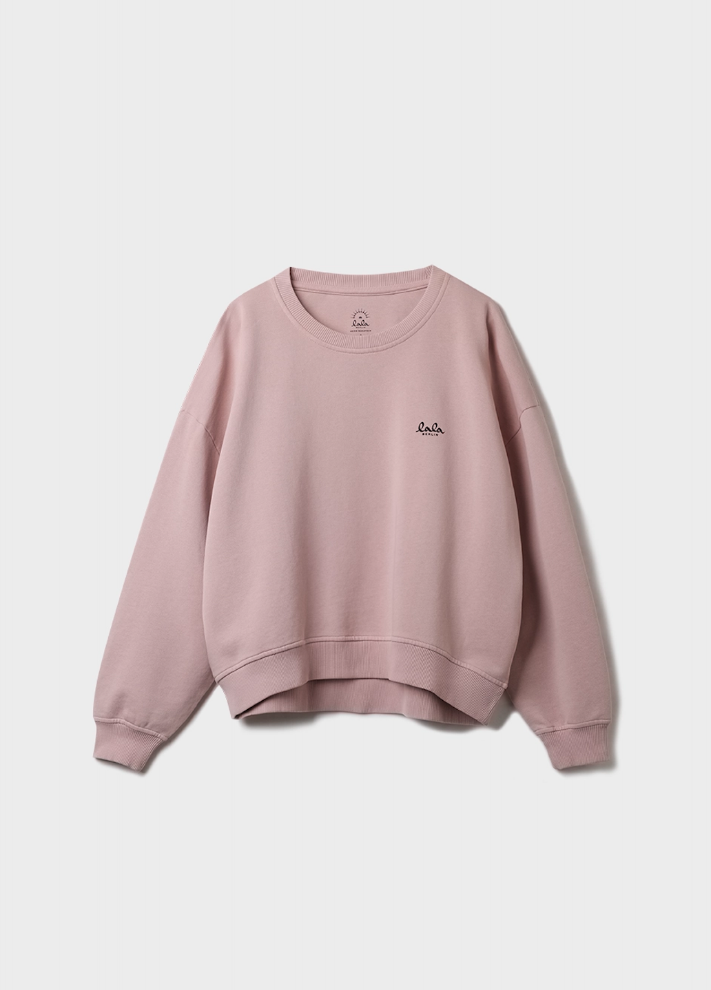 Lässiger High-Fashion-Look: Das "Heike" Sweatshirt von Lala Berlin in Kollaboration mit Heike Makatsch ist ein echtes Statement-Piece für modebewusste Mamas. Mit seinem coolen Print und der gewohnt hohen Qualität des Berliner Kult-Labels wird es garantiert zum neuen Lieblingsteil im Kleiderschrank.