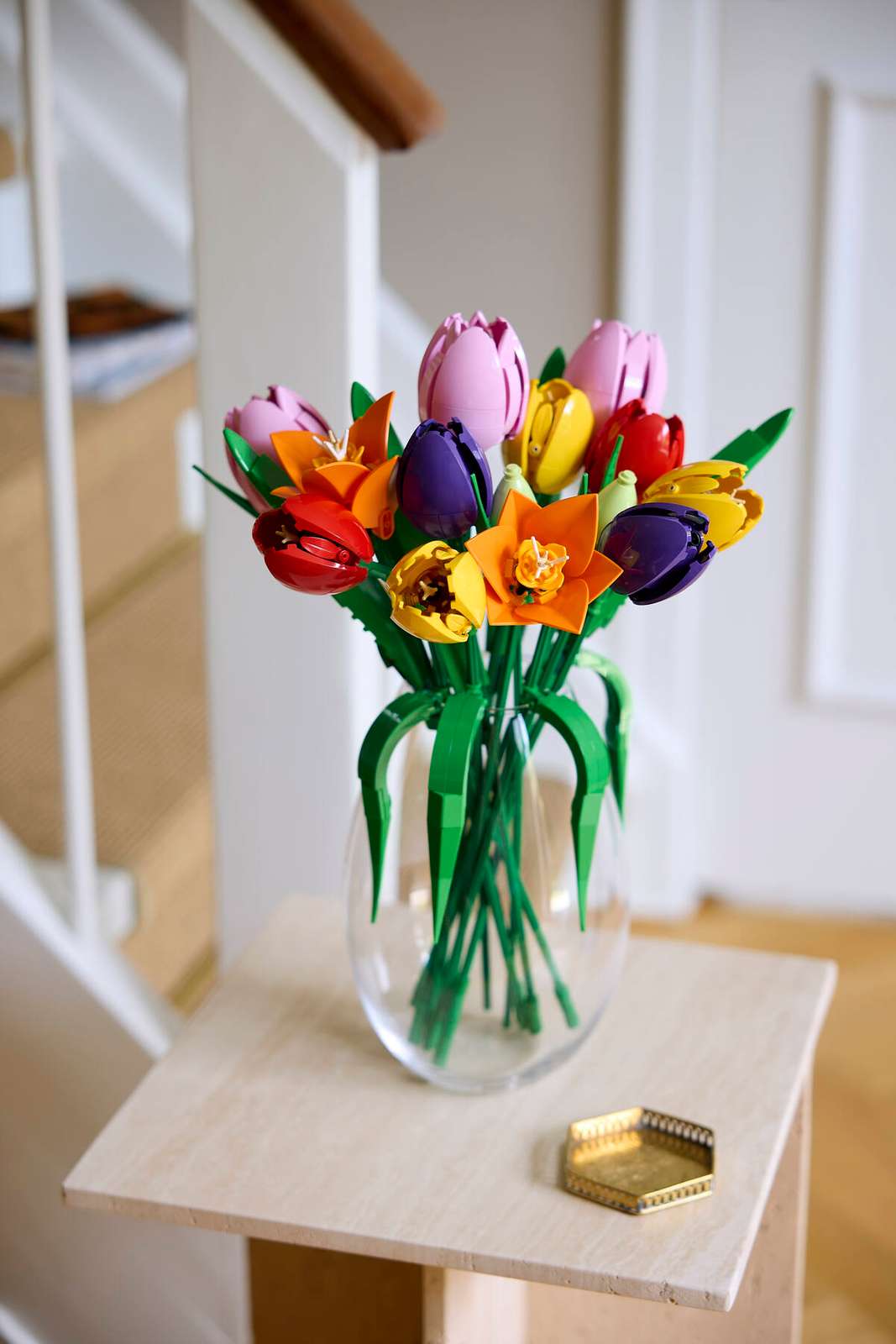 Blumen, die niemals verwelken: Der LEGO Tulpenstrauß ist eine kreative und originelle Alternative zum klassischen Bouquet. Ein gemeinsames Aufbau-Projekt, das nicht nur Spaß macht, sondern danach als farbenfrohes Design-Objekt die Wohnung verschönert.
