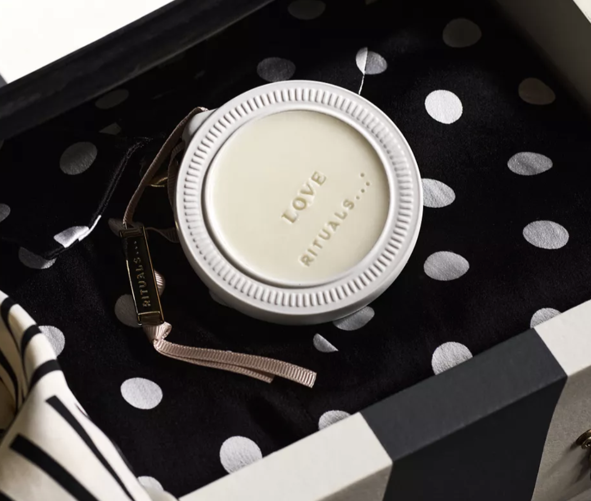 Verleiht dem Kleiderschrank deiner Mutter eine luxuriöse Note: Diese Duft-Plakette von Rituals hüllt ihre Lieblingsstücke in ein zartes Aroma und sorgt bei jedem Öffnen der Schranktür für einen Moment der Entspannung. Ein kleines Detail mit großer Wirkung für ein rundum gepflegtes Zuhause.