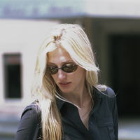 3 Sonnenbrillen, mit denen 2026 der 90s Minimalismus von Carolyn Bessette-Kennedy gelingt