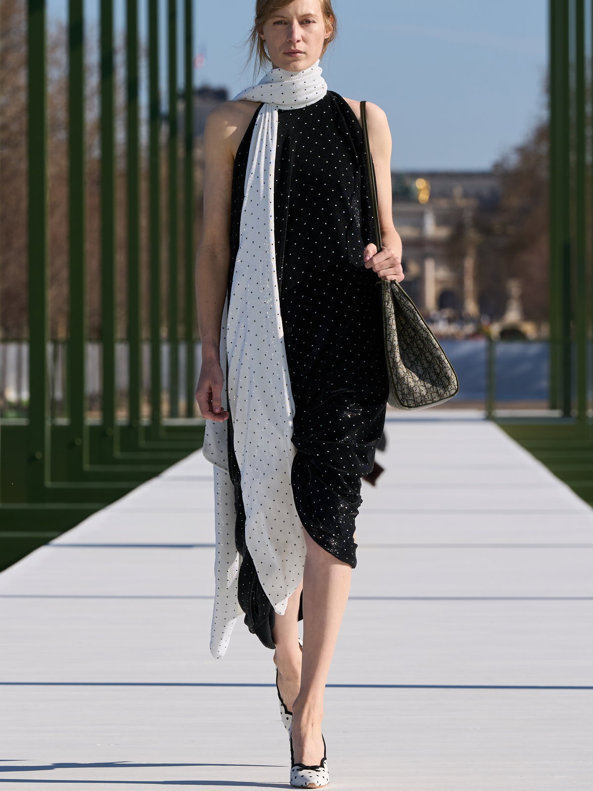 So verleiht ihr eurem Polka Dots-Outfit Twist