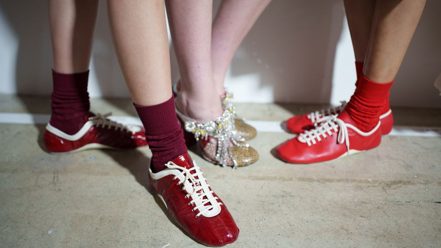 Die 3 Sneaker-Farben sind im Frühling 2026 in – und diese out
