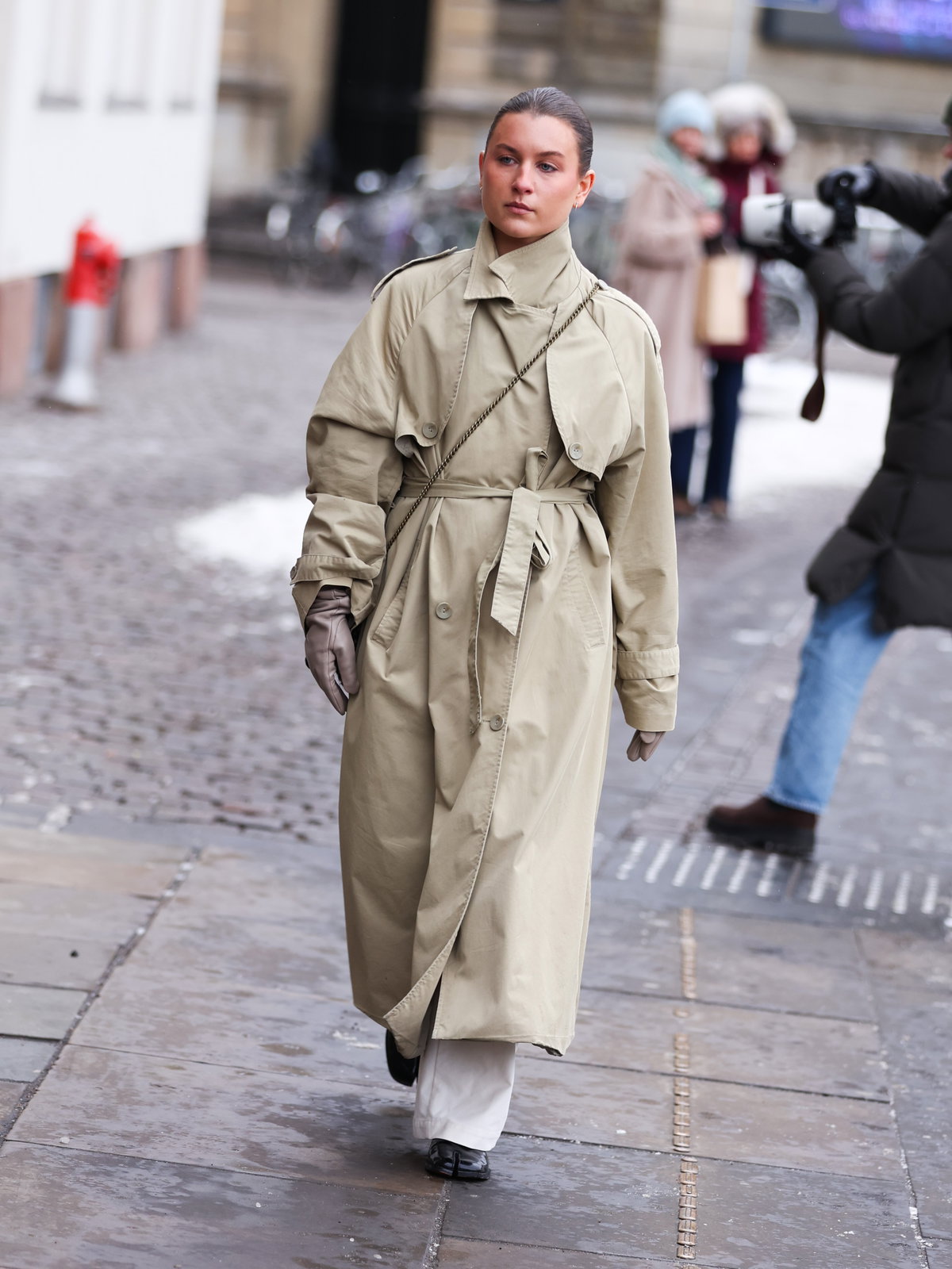 Trenchcoat kombinieren: So stylst du den Modeklassiker richtig
