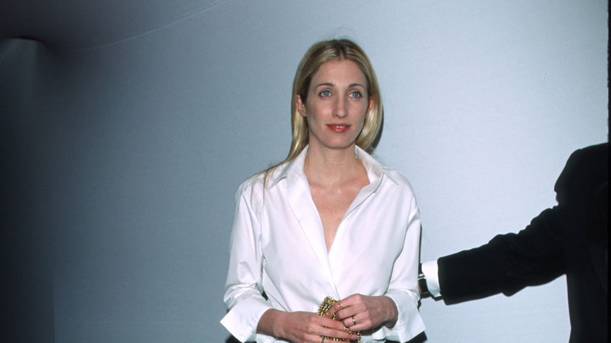 Weiße Röcke tragen wir im Frühling 2026 nur wie Mode-Profi Carolyn Bessette-Kennedy