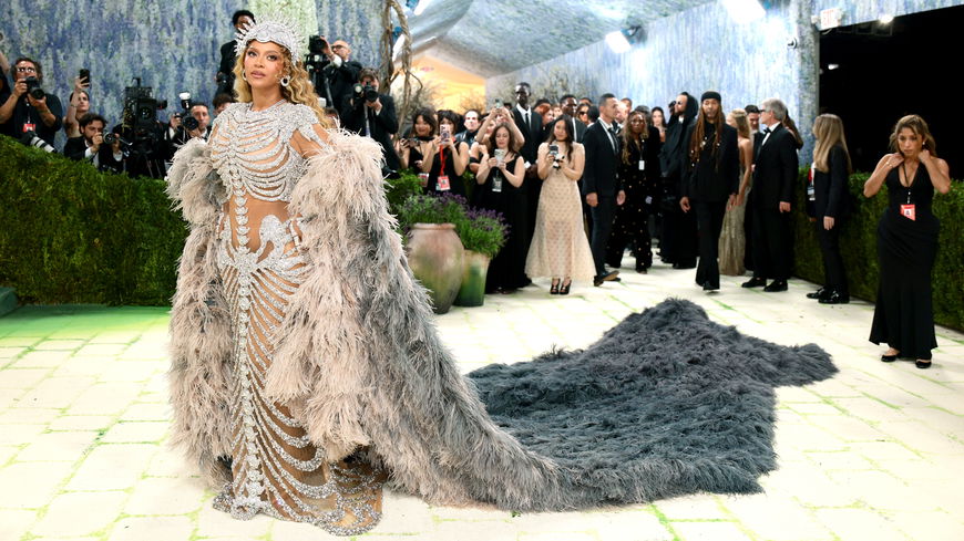 Met Gala 2026: "Feather Frenzy"-Looks beflügeln die Promis auf dem Red Carpet
