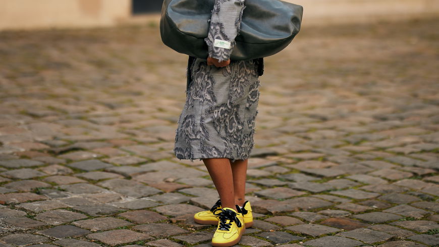 Bunte Sneaker kombinieren: So gelingt das Styling