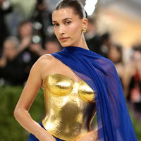 Hailey Biebers Goddess-Kleid von Saint Laurent ist die beste Hommage