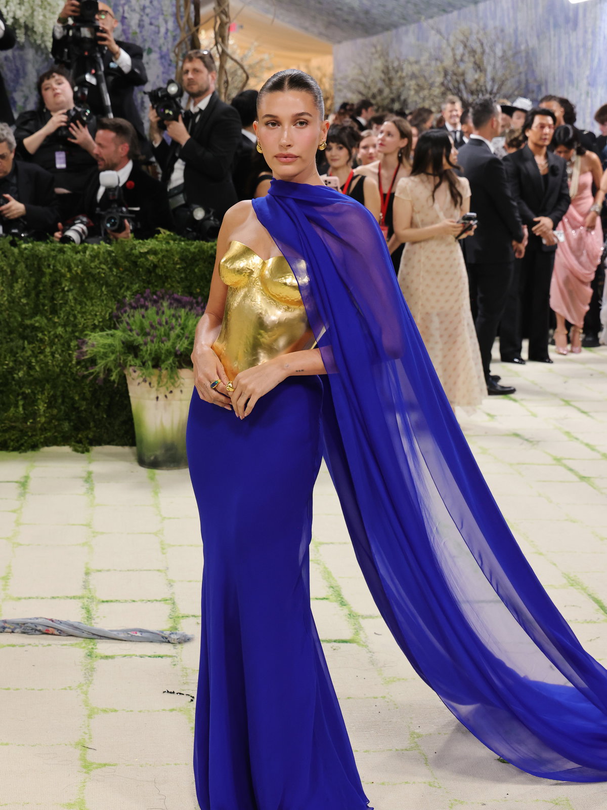 Hailey Bieber sieht in ihrer Saint Laurent-Robe wie eine griechische Göttin aus