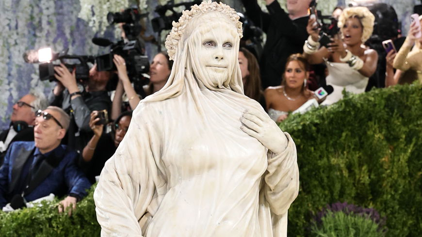 Heidi Klum wird bei der Met Gala 2026 zur Statue – das ist unser Mode-Urteil