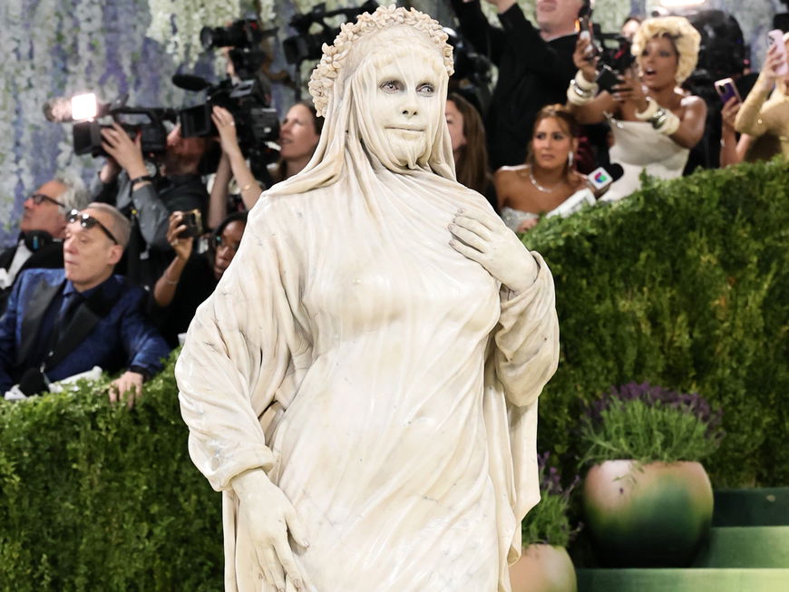 Heidi Klum wird zur Statue und trifft das Motto der Met Gala 2026 damit am besten