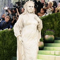 Heidi Klum wird bei der Met Gala 2026 zur Statue – das ist unser Mode-Urteil
